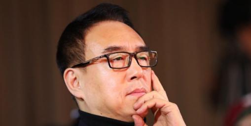 2006年，47岁的春晚导演郎昆趁32岁妻子马艳丽出国，出轨24岁舞蹈家刘岩，妻