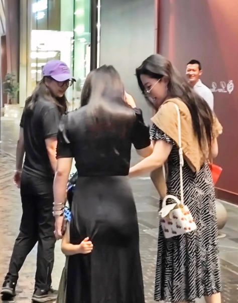 研究了好多天，终于从刘亦菲身上发现一个秘密，刘亦菲一直以来有个习惯，就是无论什么