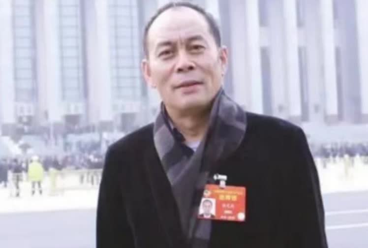当年，张光北拿出全部积蓄120万在北京买一套200多平的房子。从此以后，每次去剧
