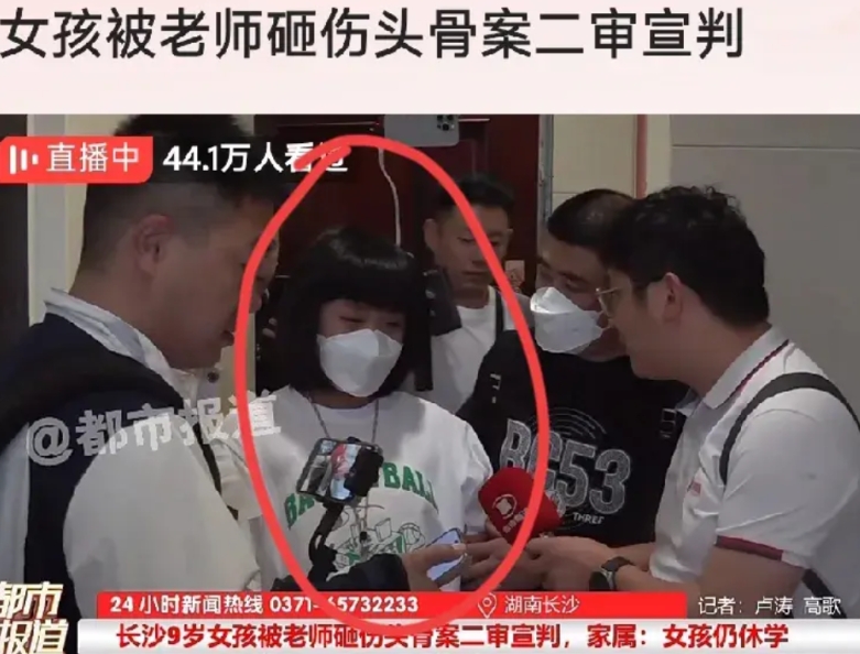 长沙被砸伤头骨的女生，语辰来到二审现场，看精神状态，还不错，特别是头部，一头乌黑