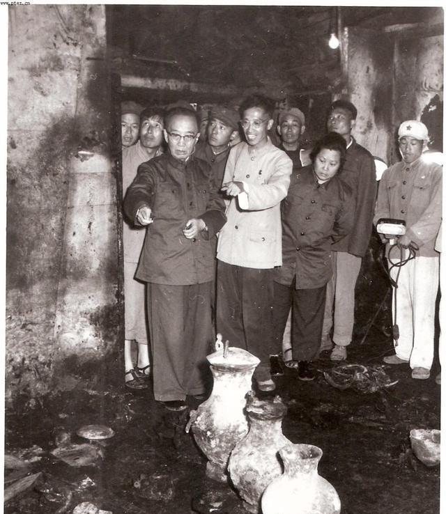 1956年，郭沫若带人挖掘定陵，可不久后，他的妻子和儿子都自杀身亡，参与挖掘的专