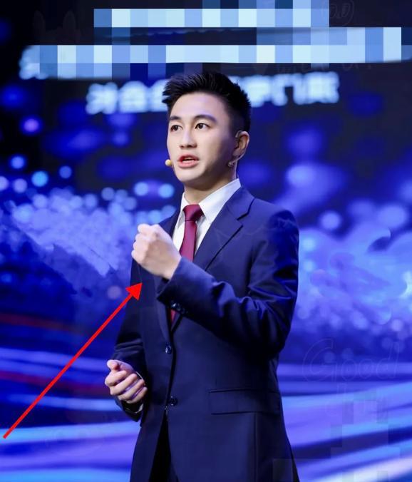 美国的关税打压之时，中国出现了一位厉害人物！他就是29岁的香港青年，赌王之子何猷