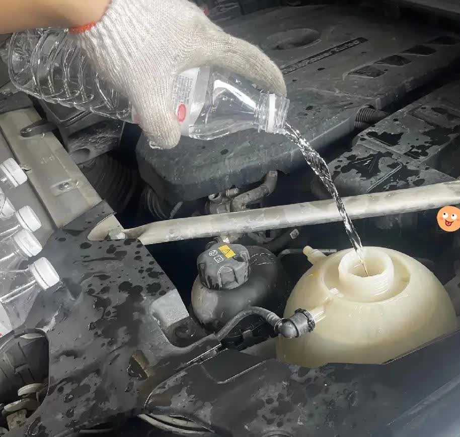 矿泉水可以当防冻液用吗？
出差路过敦煌戈壁滩，太热了，车也抛锚了，打开一看冷却