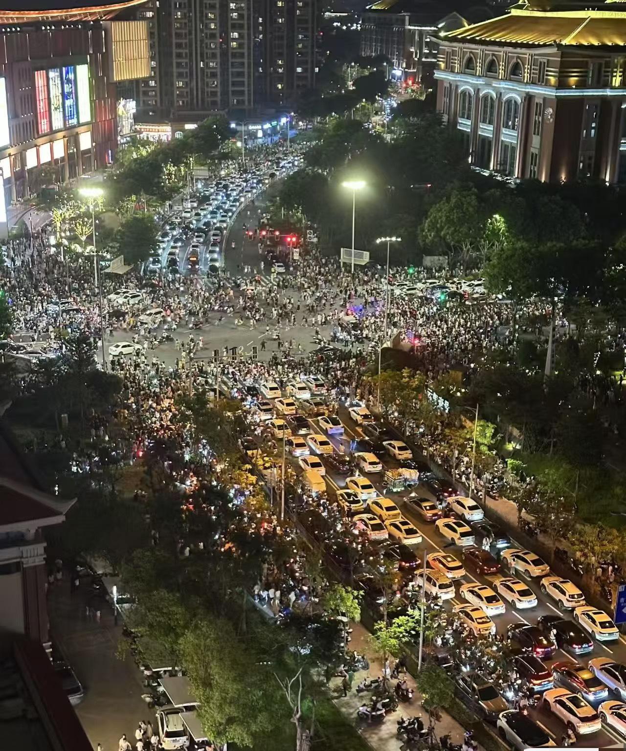 厦门这波凑热闹，我是真的不理解啊。
看到官任站这场景，真的有吓到我了。厦门街头到