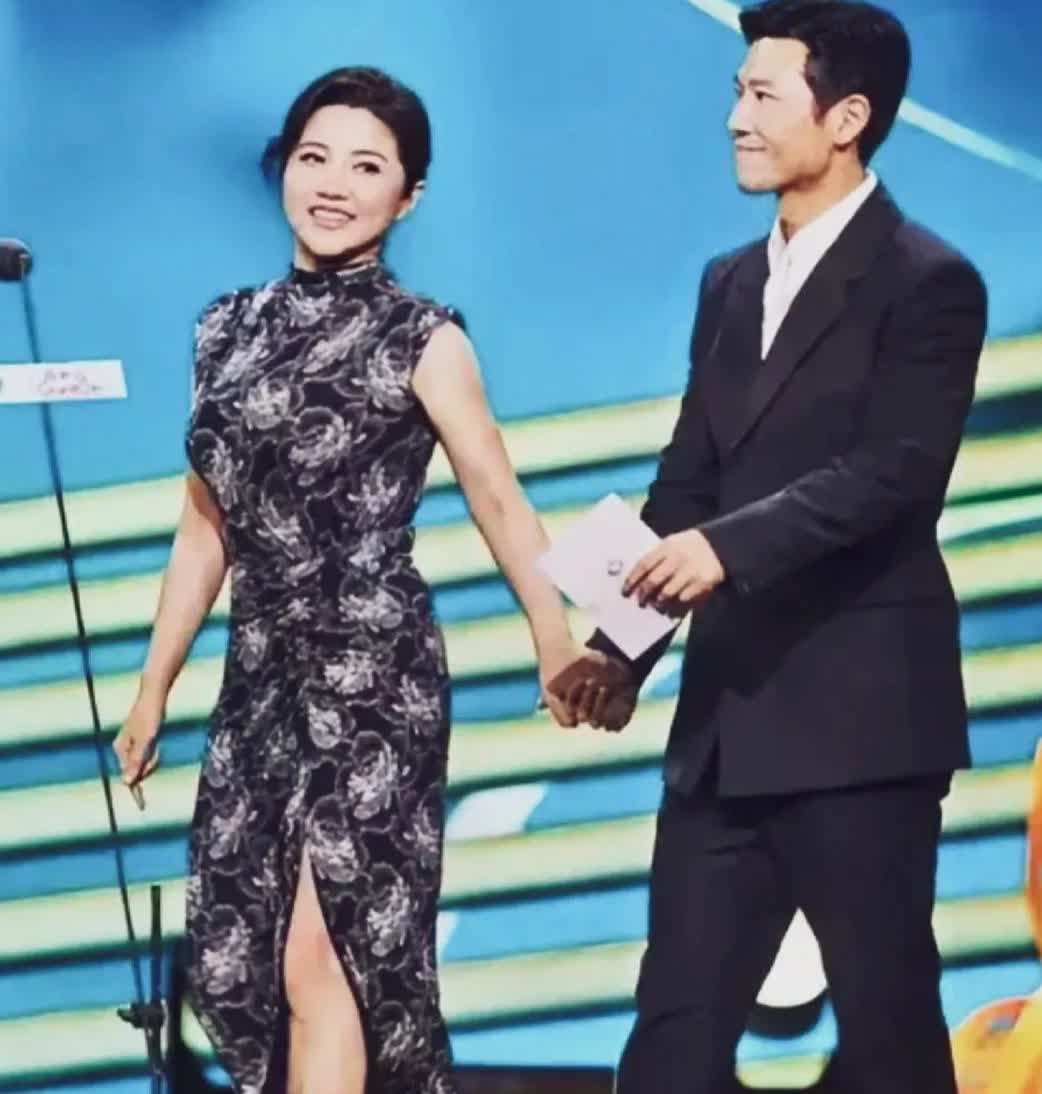 活动现场王骁牵手颜丙燕上台，俩人都是气质明显，不炒作，无绯闻。不靠颜值，靠实力。