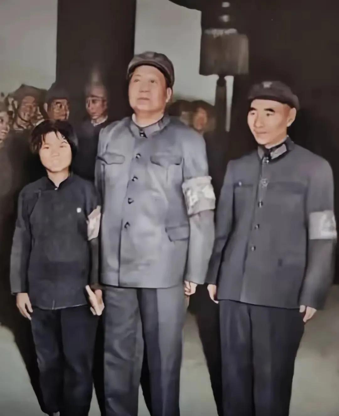 站在毛主席身边的这位少女，是时年13岁的焦裕禄次女焦守云。  



这位195