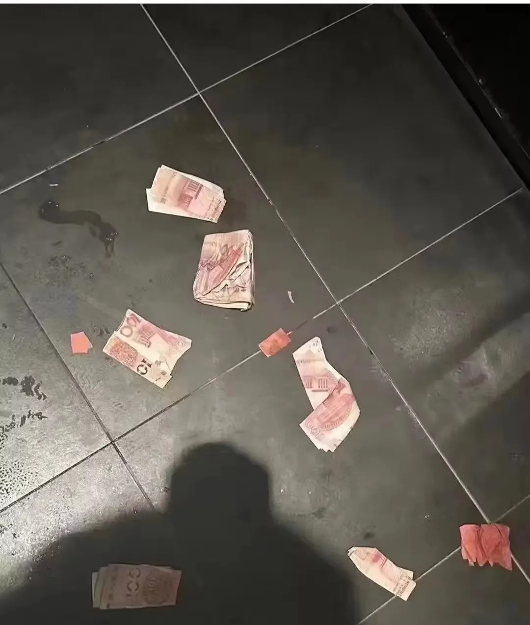 上个厕所把我整懵逼了，到底捡还是不捡?会不会是啥新套路?