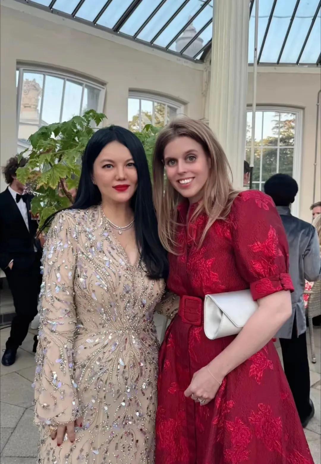 这就是圈子的重要性。
李湘王岳伦的女儿，被送到了英国博奈顿中学，学习设计，住进了