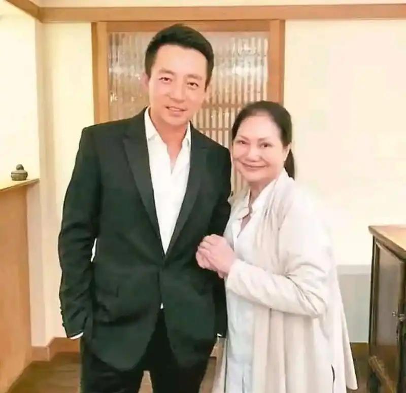 最近，黄春梅姿态放软想和汪小菲面谈，心思不难猜。葛斯齐那句“为什么老想跟前女婿要