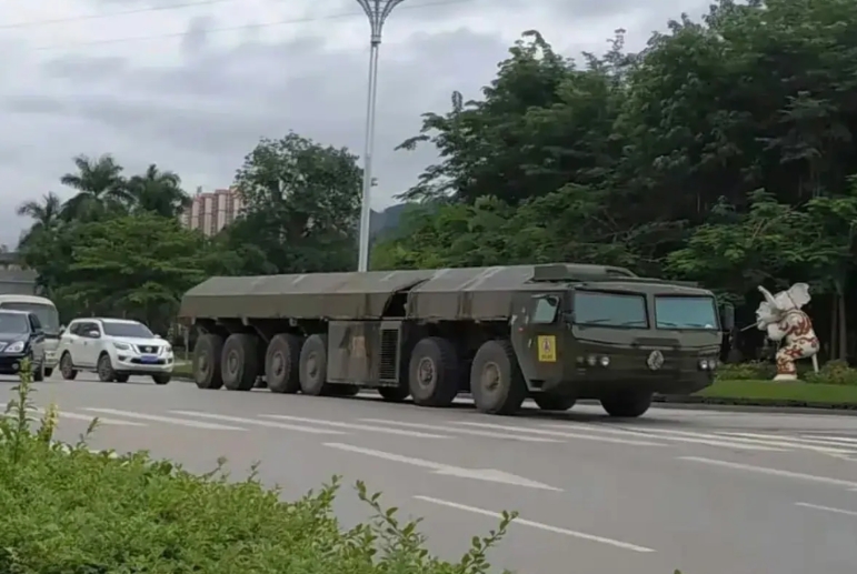 新一代高机动导弹运输车曝光
网络上流出的新一代机动式导弹发射车，外形可以说和美军