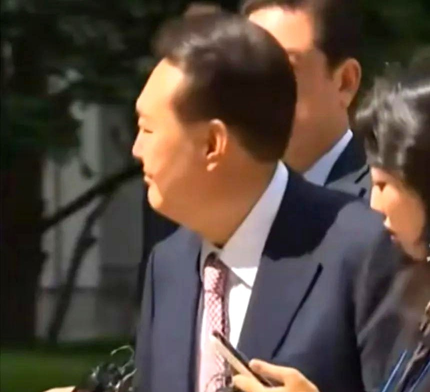 尹锡悦庭审避谈大选结果











见鬼了！堂堂前总统，面对记者提问竟