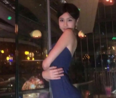 钟丽缇女儿考拉大秀轻熟小性感，露背抹胸装遭批穿搭不得体