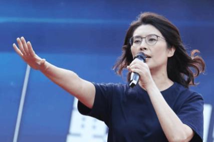 “怕就别混！告别‘亲美’！”郑丽文一上台就启动“战斗女神”模式，六箭齐发，向“赖