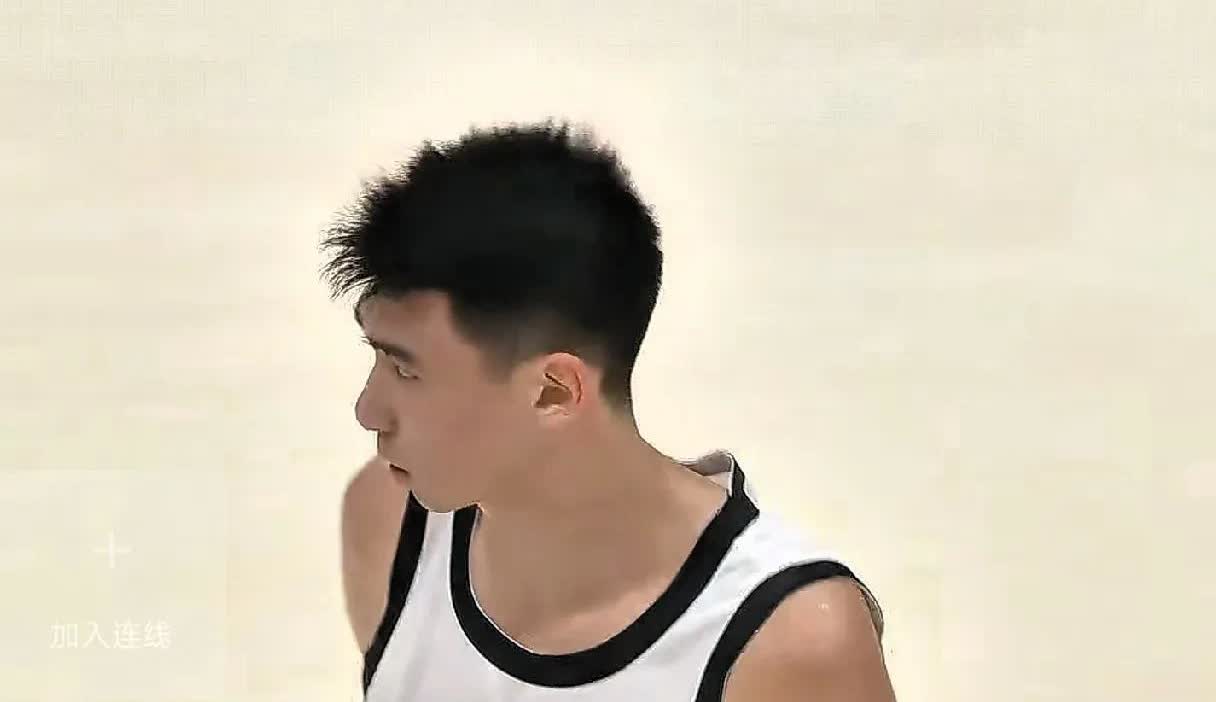 不怪郭士强！徐昕回到俱乐部打热身赛。面对黑山不是被断，就是失误，一个大中锋从三分