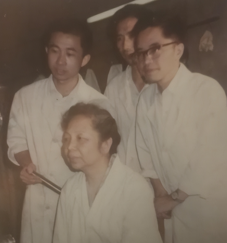 1957年，美国海关扣留了一个中国女人，他们强行搜查她的行李，突然看到了6800