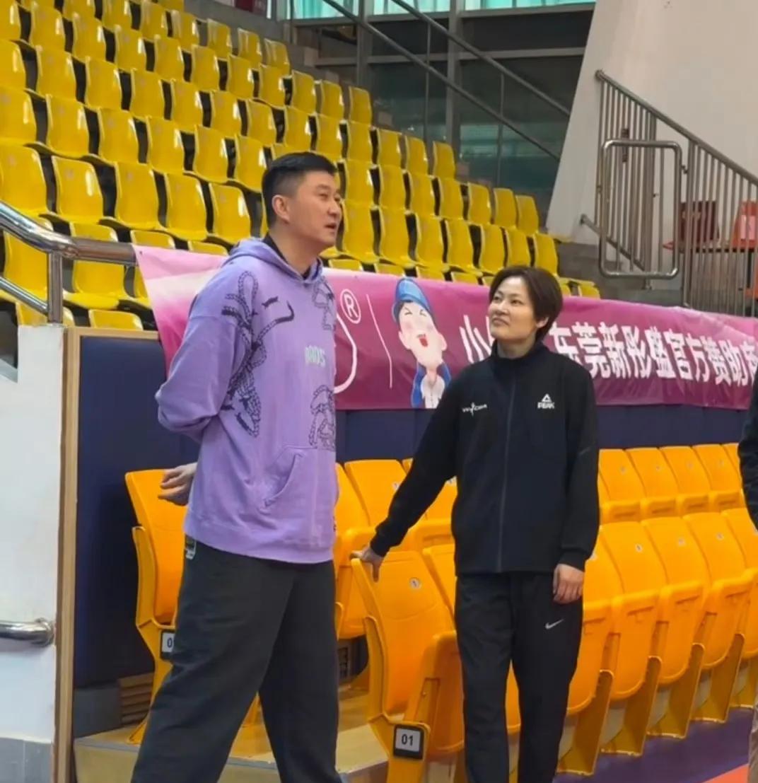 杜锋的心真大啊！
后天晚上广东宏远就要面对难以战胜的对手上海男篮了，杜锋竟然还有