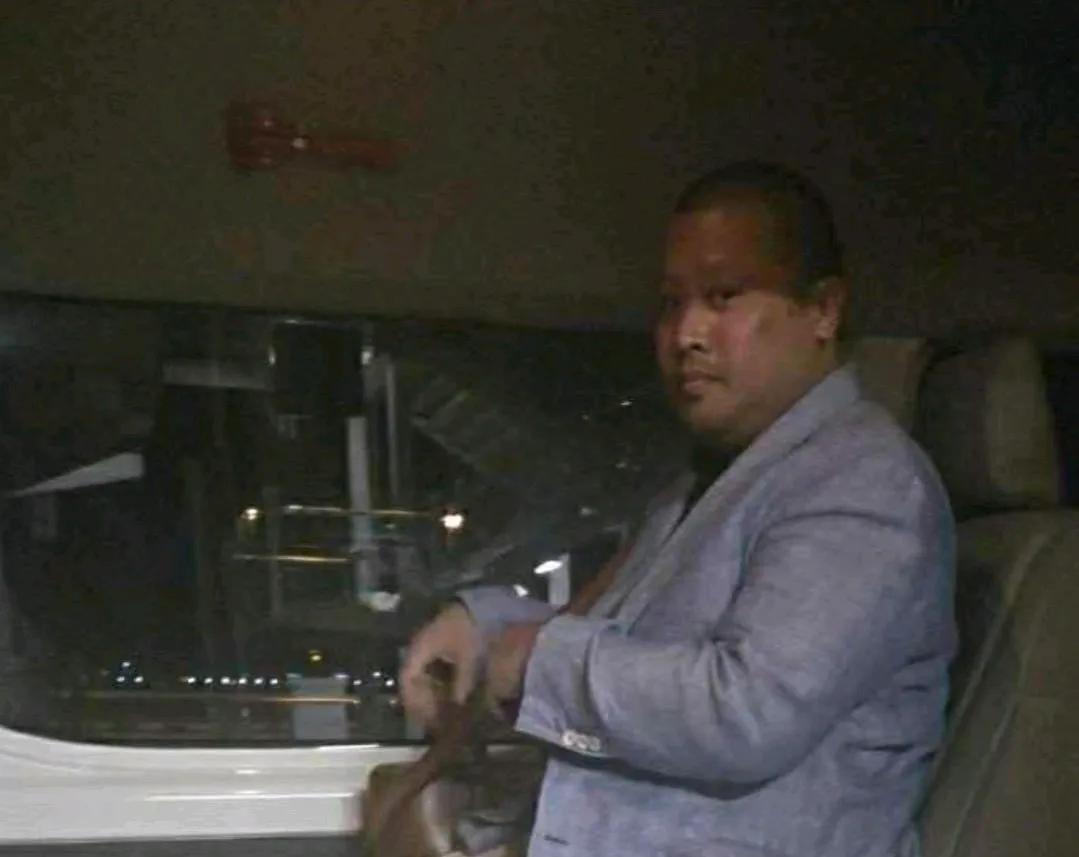 二王子被驱离细节曝光！这也怪不了他爸了。
英国有个比较有名的记者安德鲁近日比较详