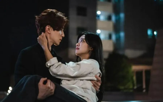 女儿在毕业典礼将我赶下台后，我杀疯了