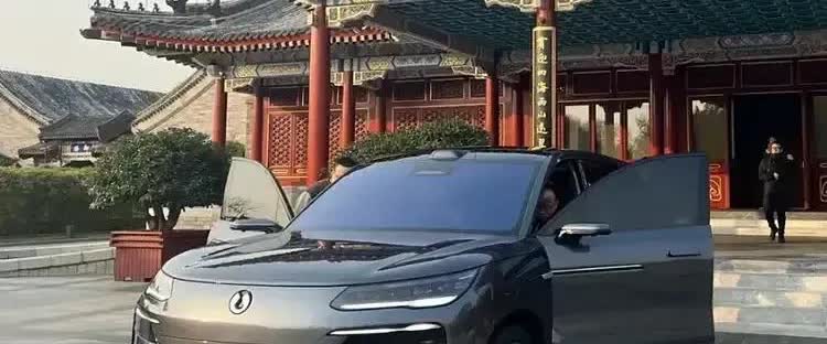 太要命了！昨晚小区地库炸了！隔壁老刘新提的腾势N9，当着一群Q7车主的面玩“横着