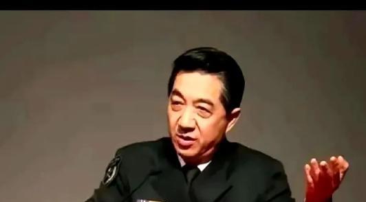 谢谢你张召忠！你真是伟大的预言家！2015年你就说过：“美国啥也不干，让东方大国
