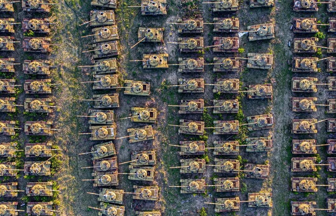 2021年拍摄，T-62和T-64坦克在俄罗斯西伯利亚的新西伯利亚州第103部队