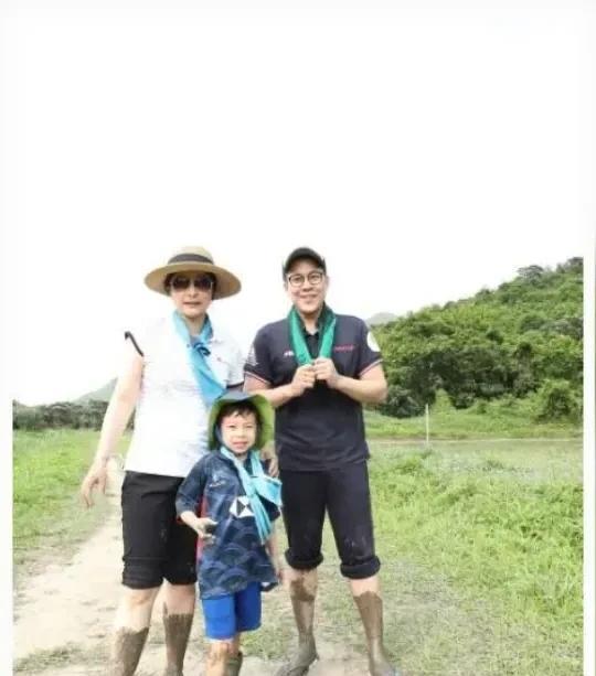郭晶晶夫妇教育小孩真的是用心良苦，以身作则，小孩暑假不是带他们去迪士尼乐园玩，而