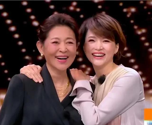 主持人董卿说，有同事跟我说，倪萍在夸你，我就很兴奋。也很感动，因为我们私下没有私