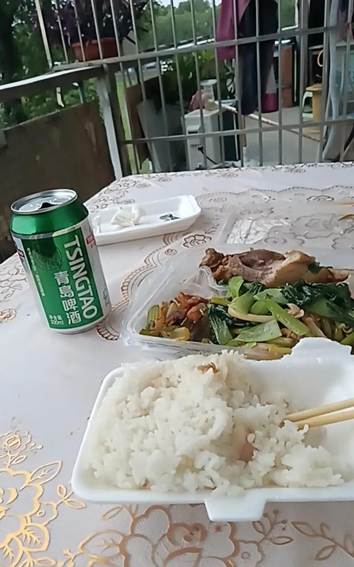 理想，压铸成生活的硬币，
叮当滚落，铺展成铁灰的地基。
箱底，它风干成薄脆的纸，