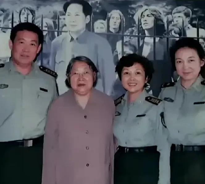 在这张合影中，李敏的晚年形象映入眼帘。满头的白发如同岁月的霜雪，满脸的皱纹恰似人