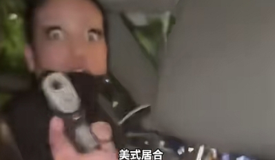 小仙女在美国打车要求司机给他搬行李，司机大姐拒绝帮忙并表示自己没这个义务帮她。不