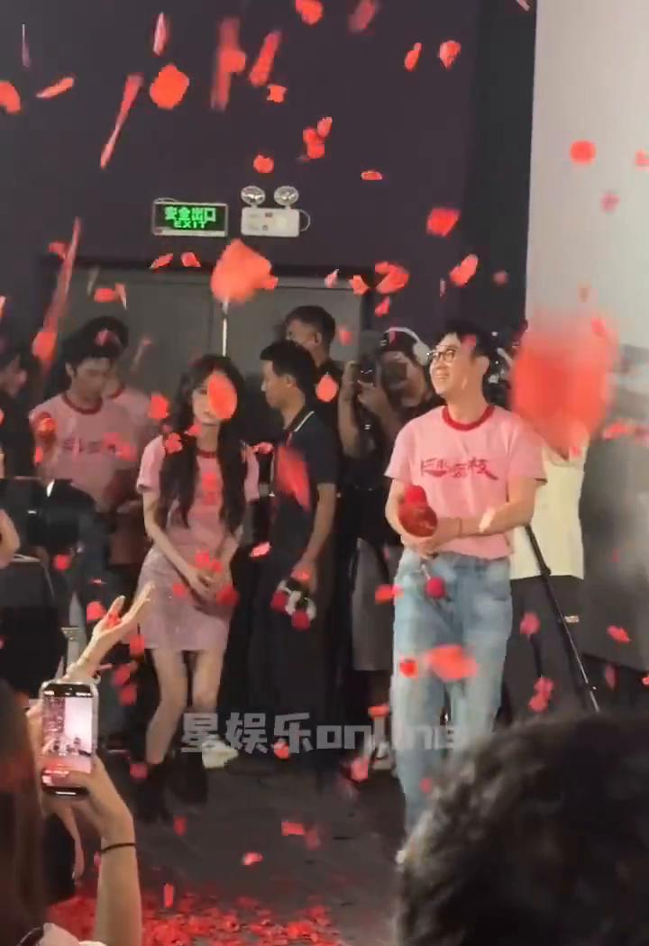 默默给大家让c位。