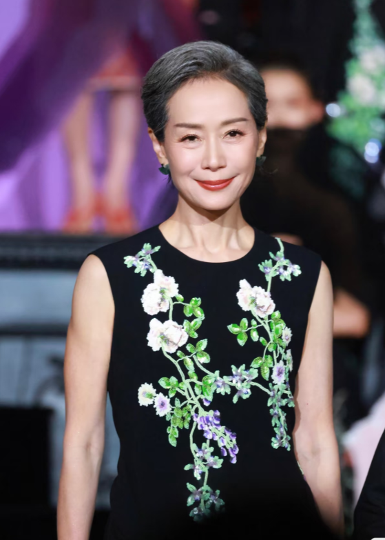 我因喜欢叶童，而喜欢雅芝姐，现在是两个都喜欢。她们俩都是人美心善的优秀女性的代表