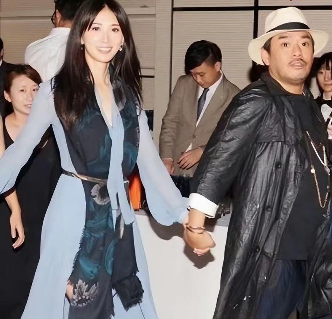 曾苦追林志玲20年的邱士楷官宣结婚，新娘身材外貌不输女明星！