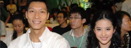 2008年，易建联为了追求刘亦菲，不惜花重金买了一对贵重的手镯送给她，刘亦菲很是
