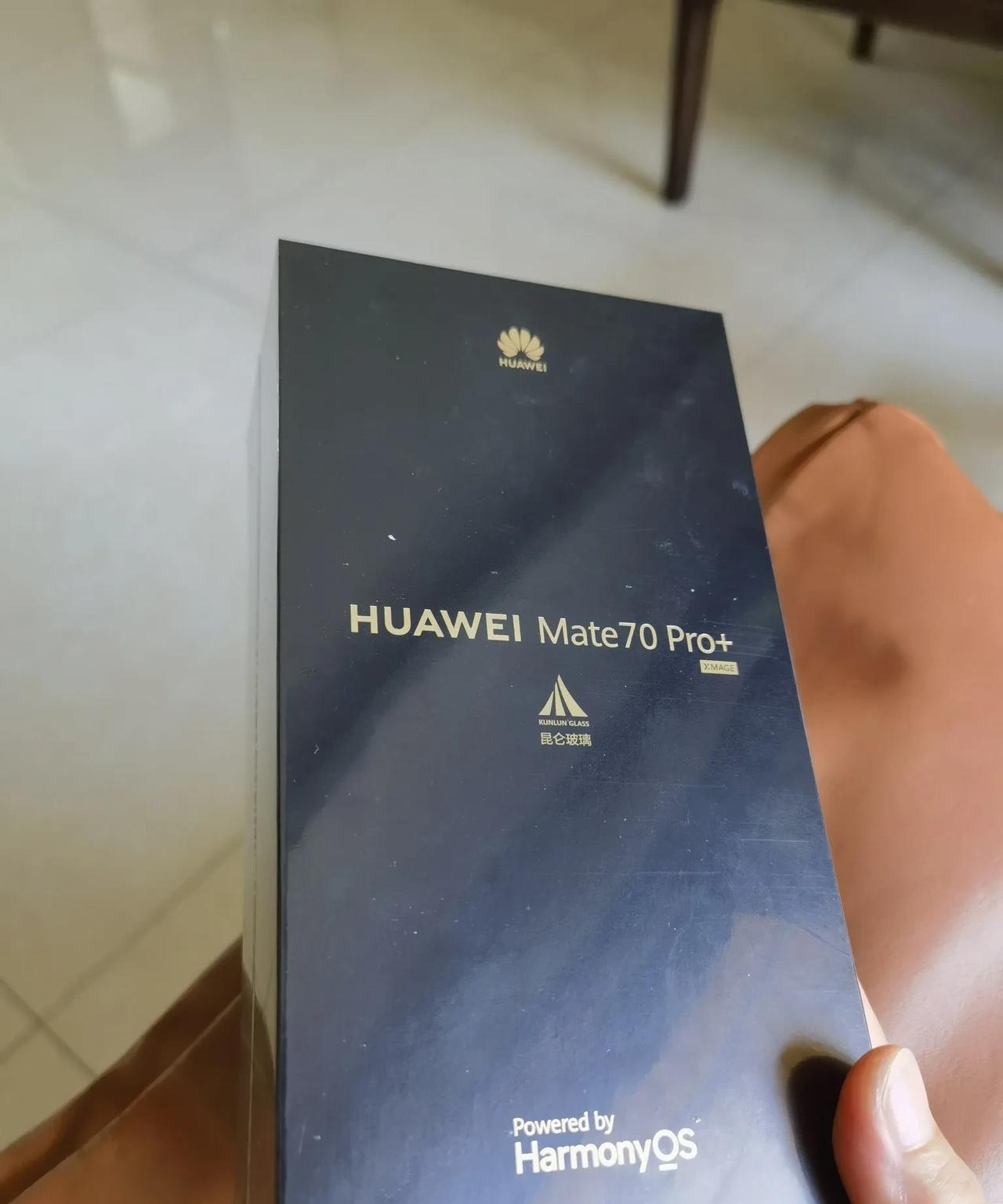 深度体验了“惊喜”的感受[可爱]真的很惊喜！刚刚，队友突然拿出这个手机，说送我的