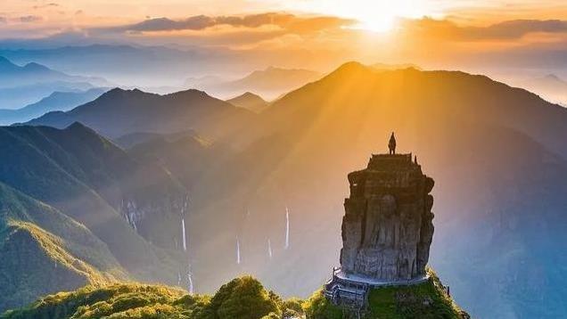 进入贵州铜仁梵净山，有一座山以其独特自然风光和深厚的文化底蕴