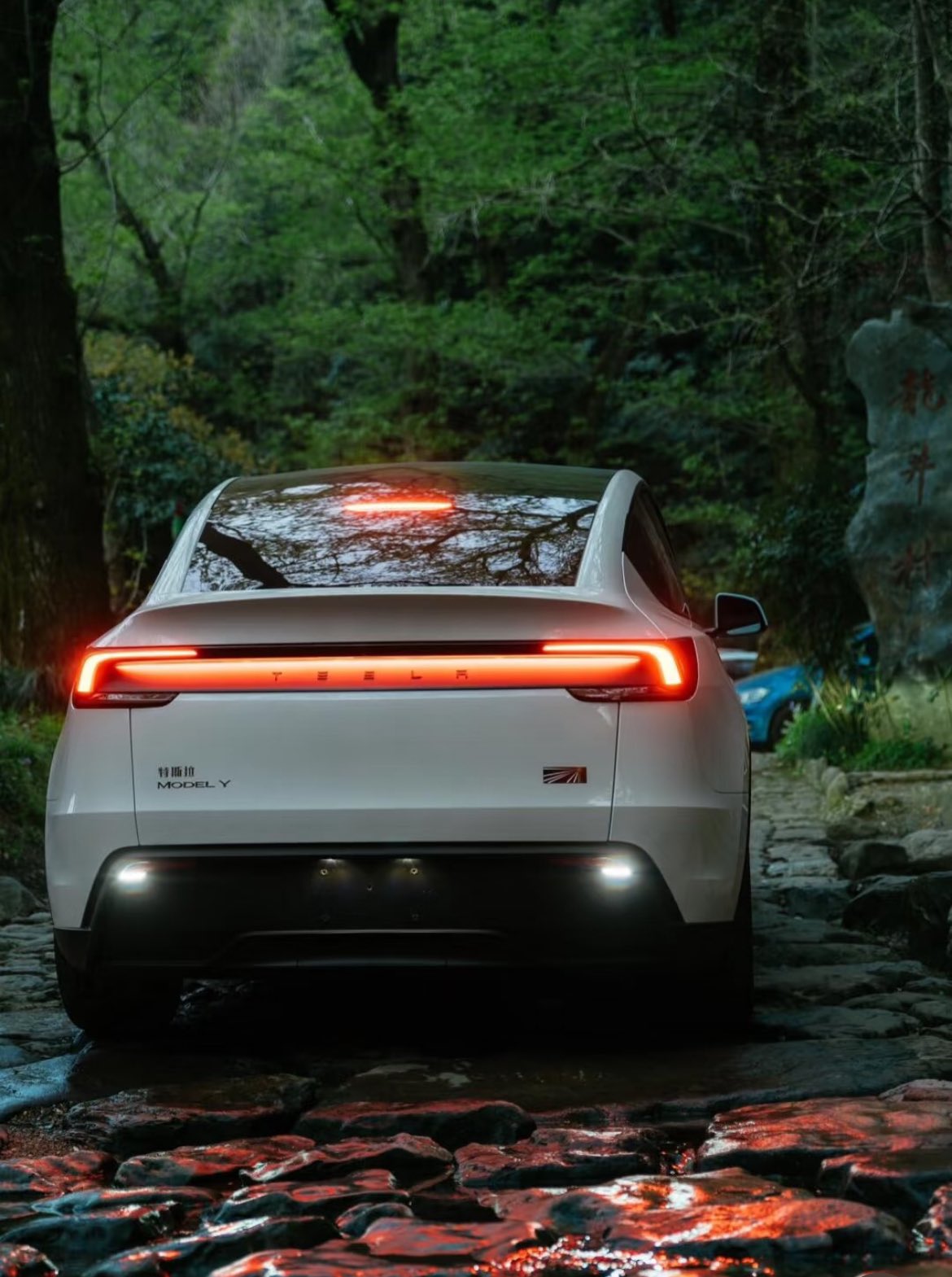 6月22日，特斯拉Robotaxi正式商业化，邀请了很多大V体验。特斯拉AI团队