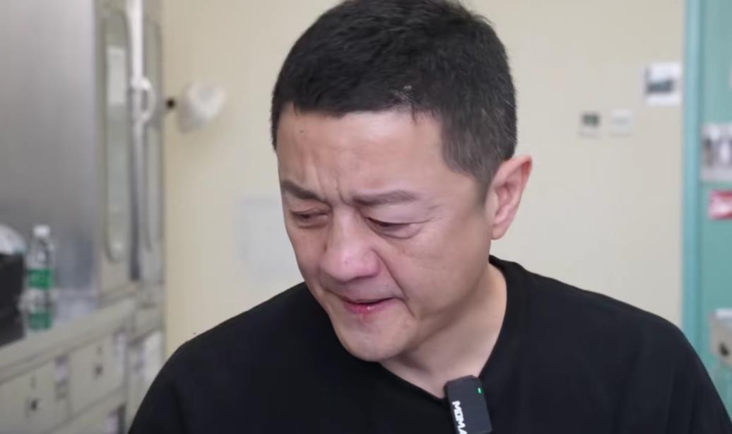 王菲十年向嫣然天使捐款三千多万，一直匿名捐赠。
 
原来王菲、李亚鹏一直在做公益