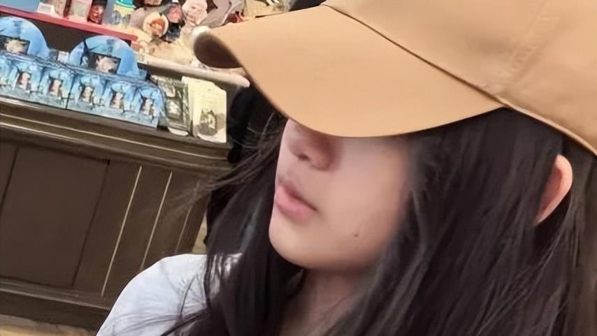 汪小菲女儿汪希玥现身朝阳公园，11 岁少女穿搭精致气质出众引关注
