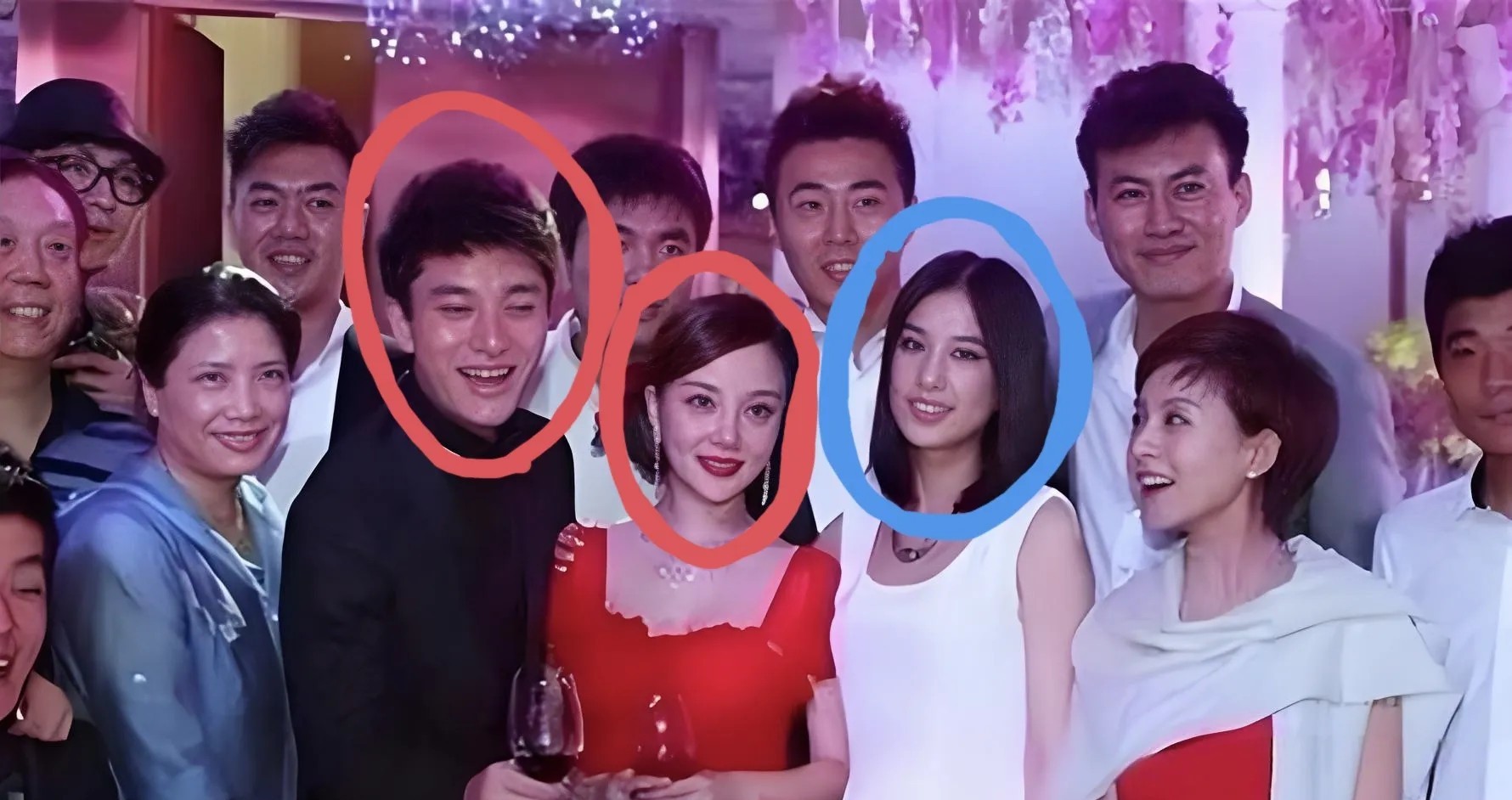 再看贾乃亮和李小璐的婚礼合照，

才发现，满满修罗场啊！

李小璐旁边站着的