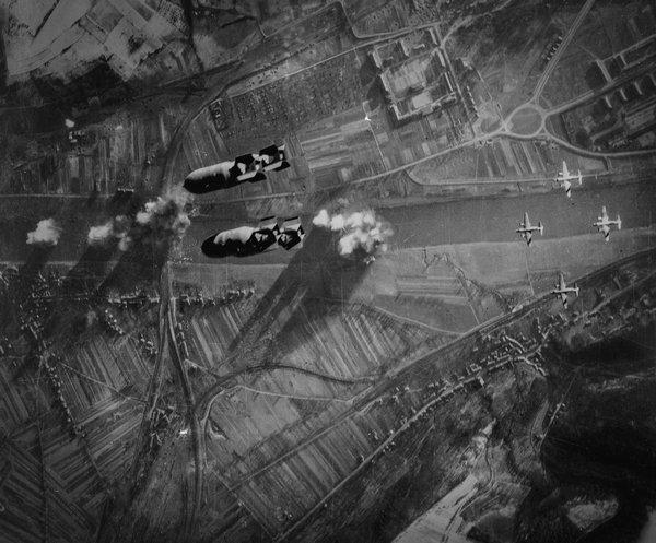 B-26轰炸桥梁，炸弹天降令人心悸