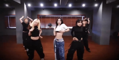 戴燕妮用舞蹈证明了什么是性感的野心家。动作干净利落又充满张力，那种自信与掌控感，