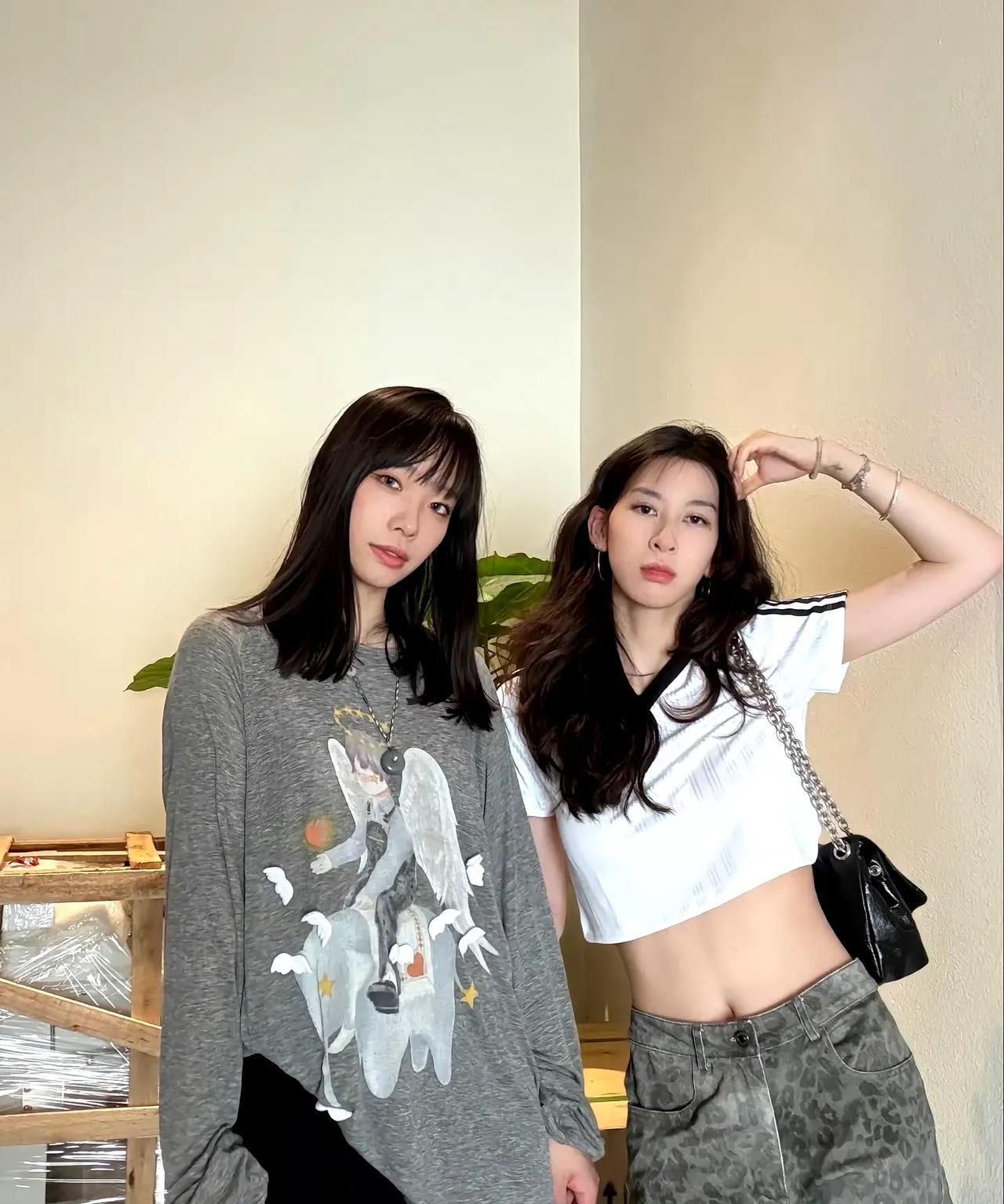 6月1日石洵瑶化妆之后时尚感很强，拍照片和杂志一样。儿童节石洵瑶和朱培育两人拍摄