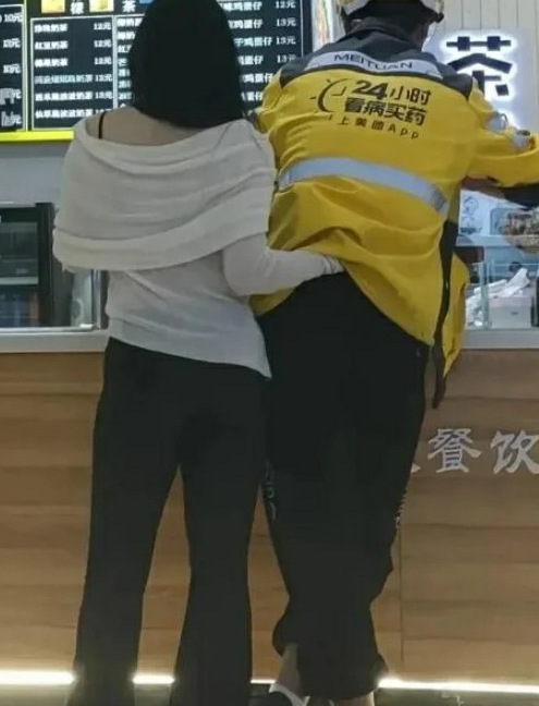 女朋友给男朋友挠痒痒碍你事了