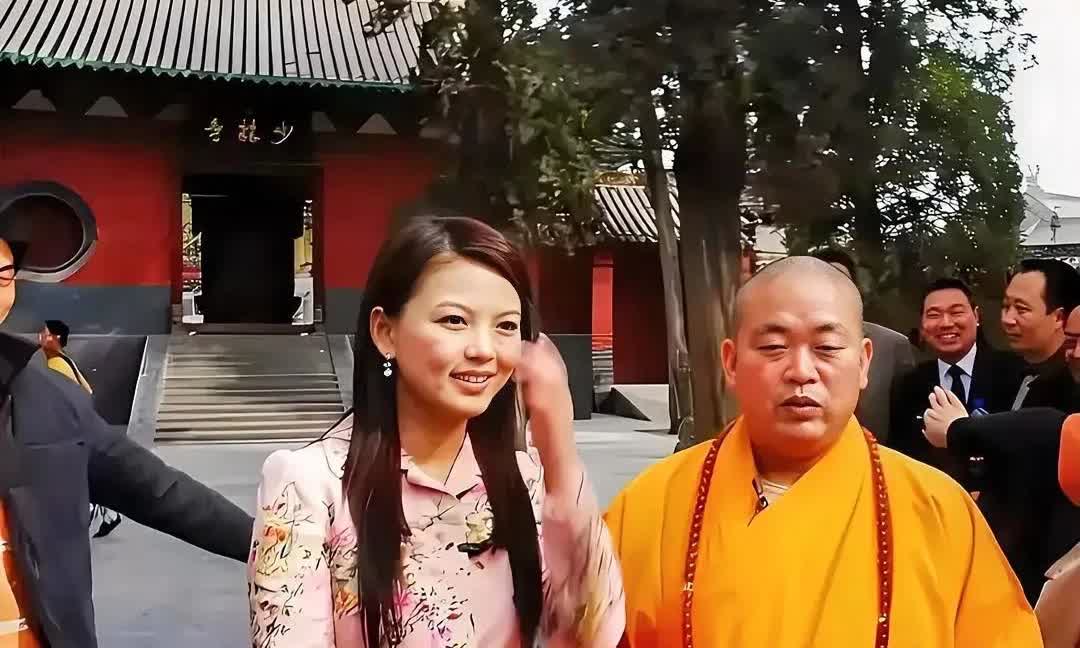 李湘和释永信这张合照，越品越有料！
 
翻到2008年李湘在少林寺和释永信方