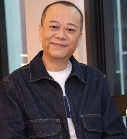 欧阳震华开工迟到，但约他吃饭却很准时。欧阳震华以前有一个很不好的习惯，就是在拍戏