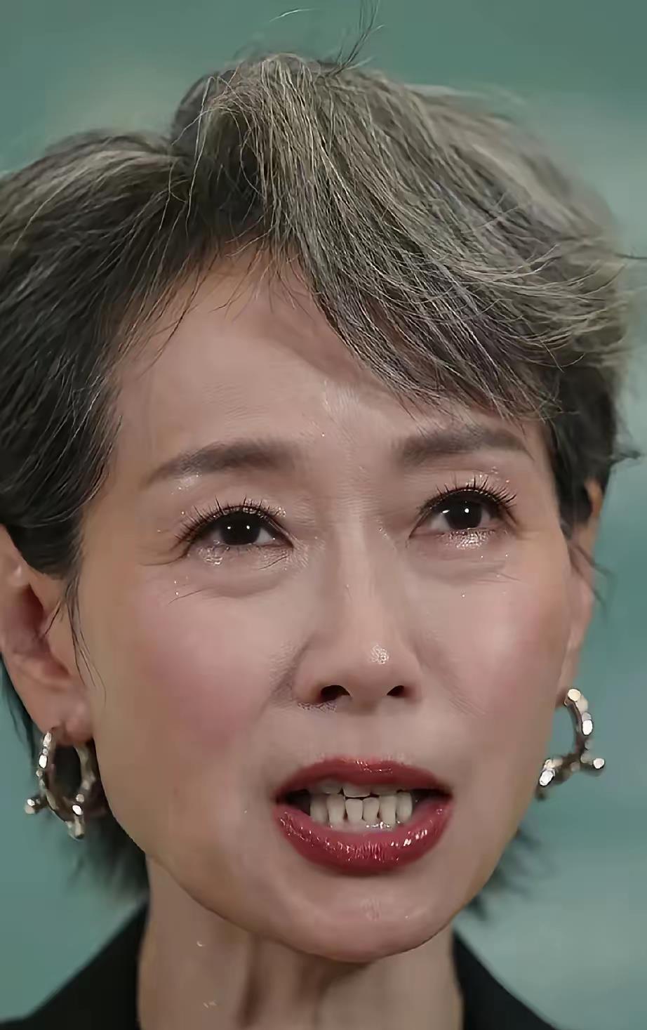 翻到叶童照片那会儿，我暗戳戳下了决心——才不要学什么丁克或剪短发，更不可能去医美