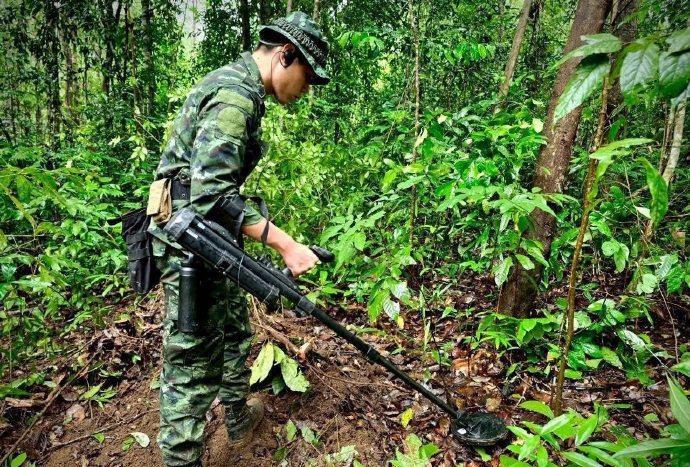 泰国士兵扫雷，柬埔寨人渗透到泰国境内埋雷，炸伤泰国人，俄罗斯PMN-2反步兵地雷