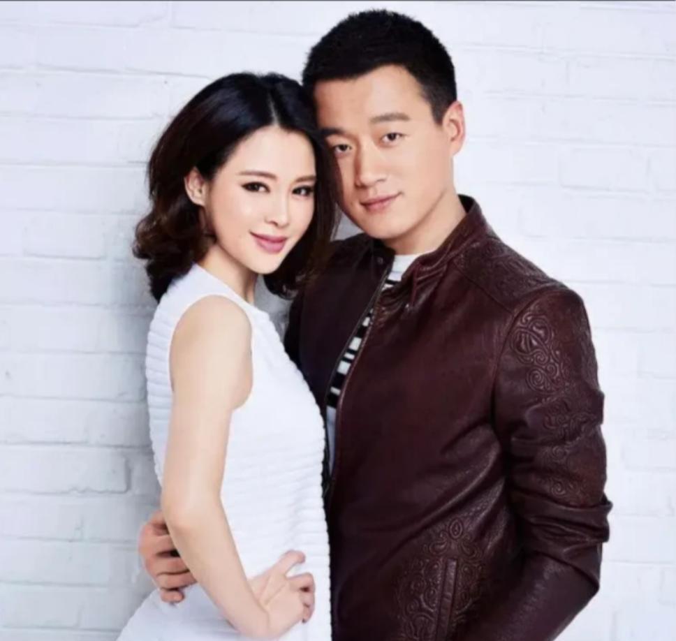 2016年，佟大为分享过一段话：那时我在给女儿洗澡，老婆进来后立马告诉我以后不能