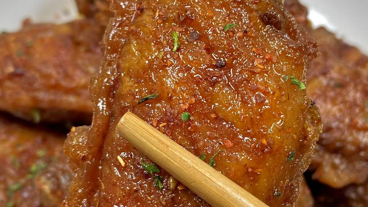 经典美味椒盐鸡翅，外皮酥脆，鲜嫩多汁，做法超简单
